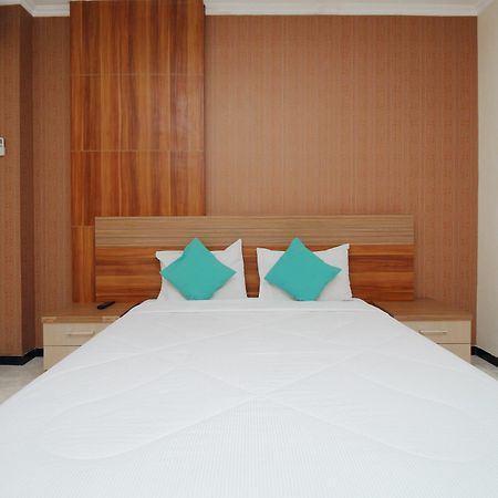 Myzone Homtel Hotell Semarang Exteriör bild