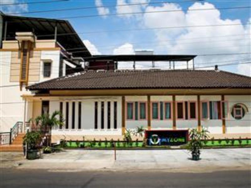 Myzone Homtel Hotell Semarang Exteriör bild