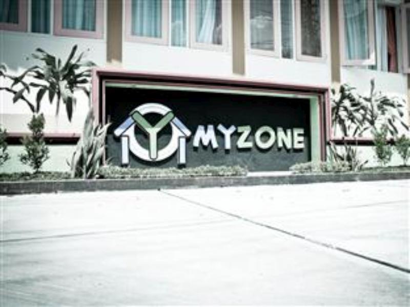 Myzone Homtel Hotell Semarang Exteriör bild