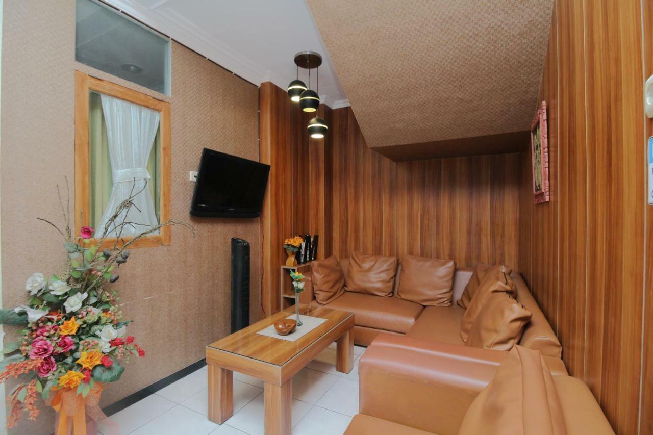 Myzone Homtel Hotell Semarang Exteriör bild